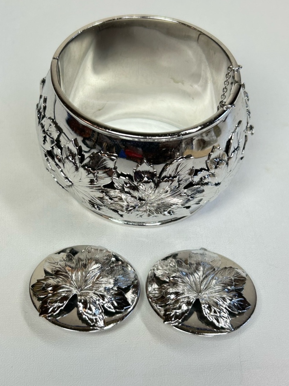 Whiting & Davis Demi-pasture Wide Hinged repoussé leaf bangle bracelet Earrings